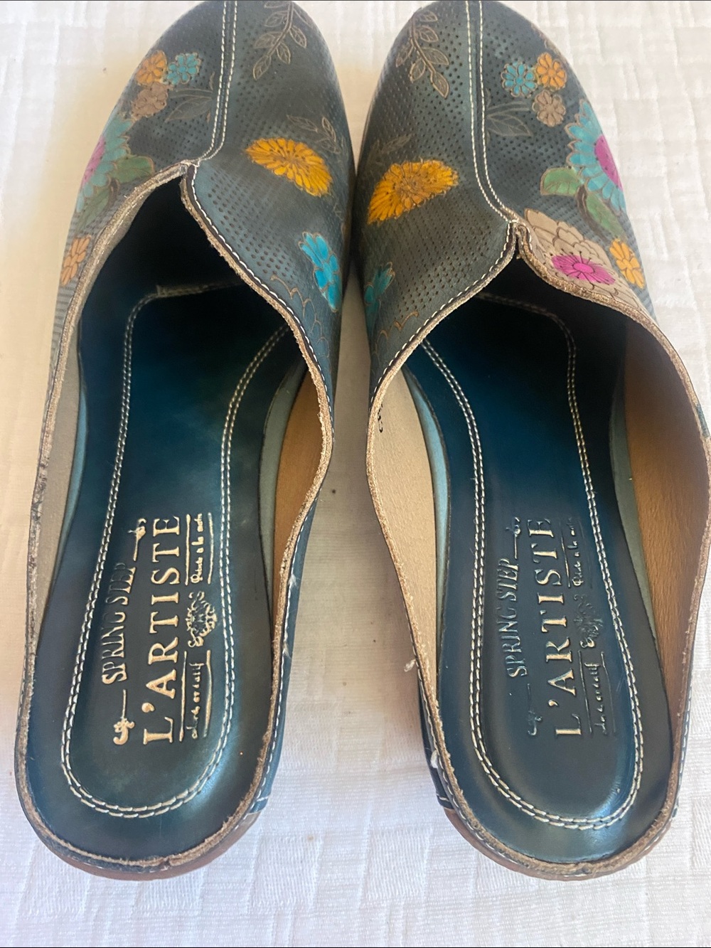 L'ATISTE Dark Green Leather Floral Slip-On Clogs - Picture 7 of 9